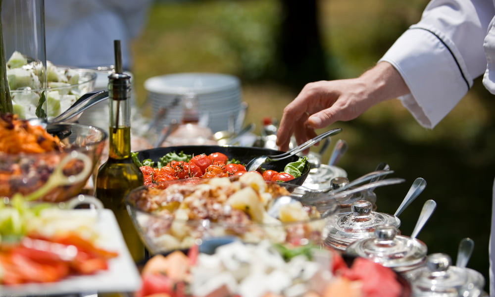 ejemplo de catering de montaje de bodas al aire libre