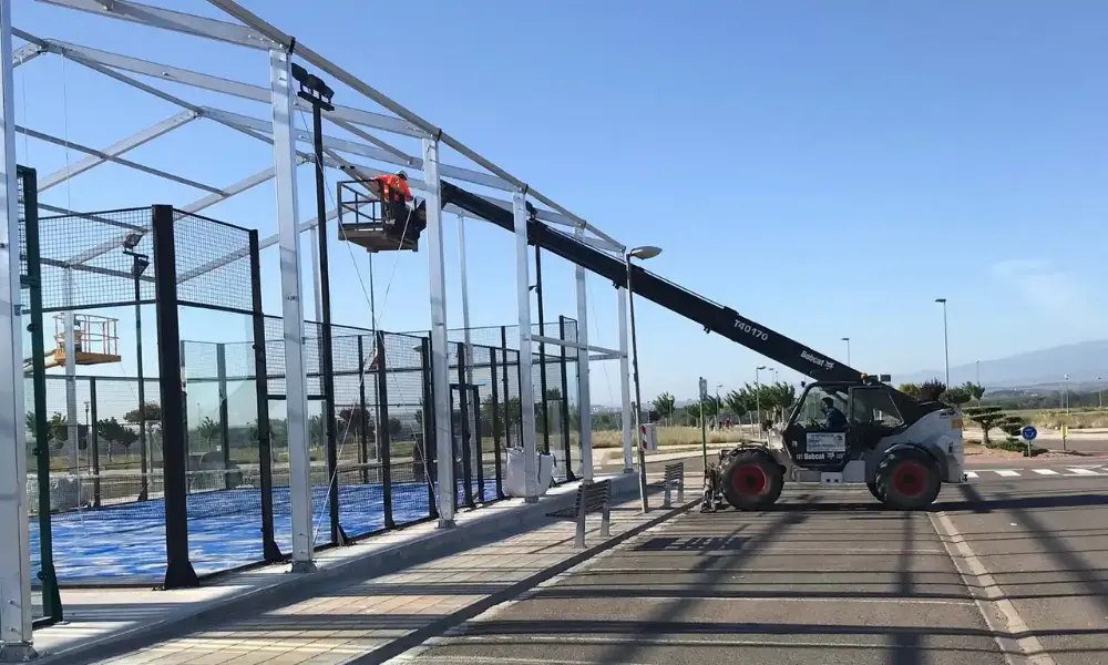como cubrir pista de padel