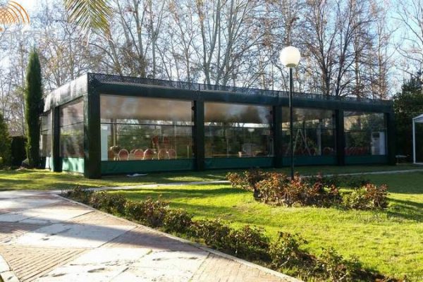 carpa presurizada con techo plano, paredes cortinas transparentes